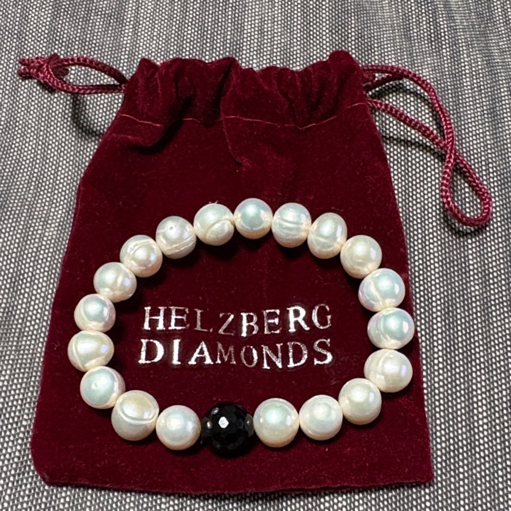 Helzberg Diamonds White Pearl Bracelet with Black Bead
